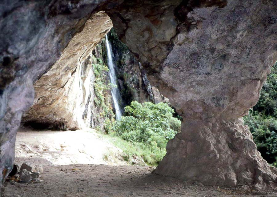 Sinincapac cave and waterfall